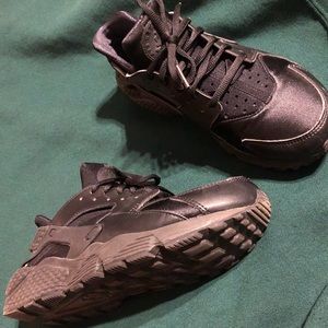 Nike Black Huaraches